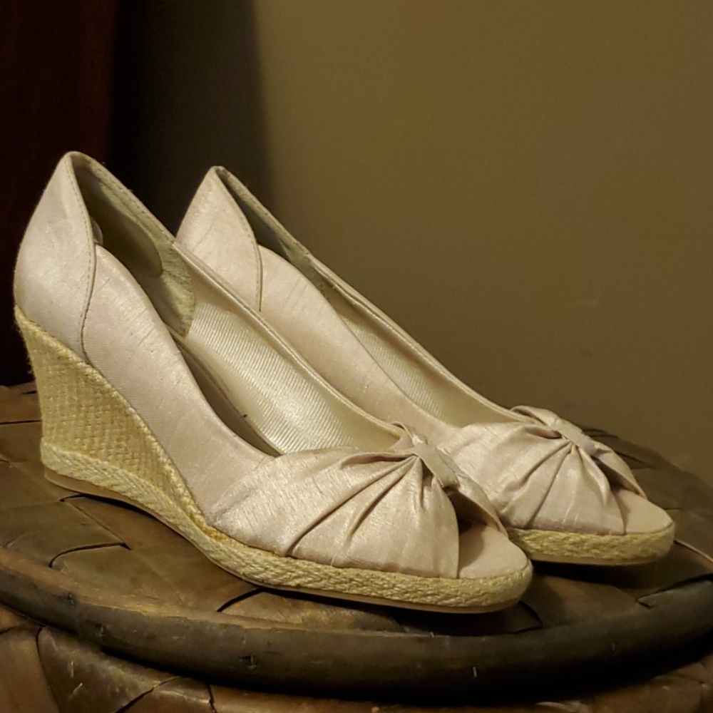 Life Stride beige open toe wedges